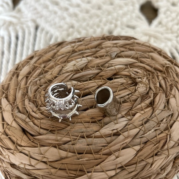 URBAN OUTFITTERS Bundle of Silver Chain Bracelet and ear cuff earrings set of 2 - Picture 8 of 13